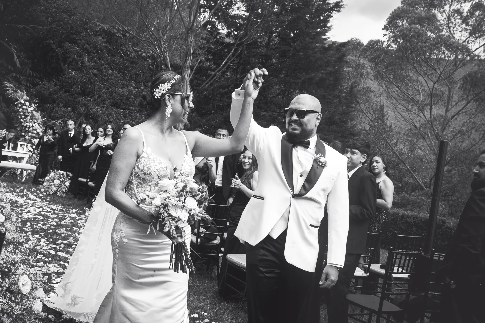 Fotógrafos de bodas en Medellín — beso de los novios